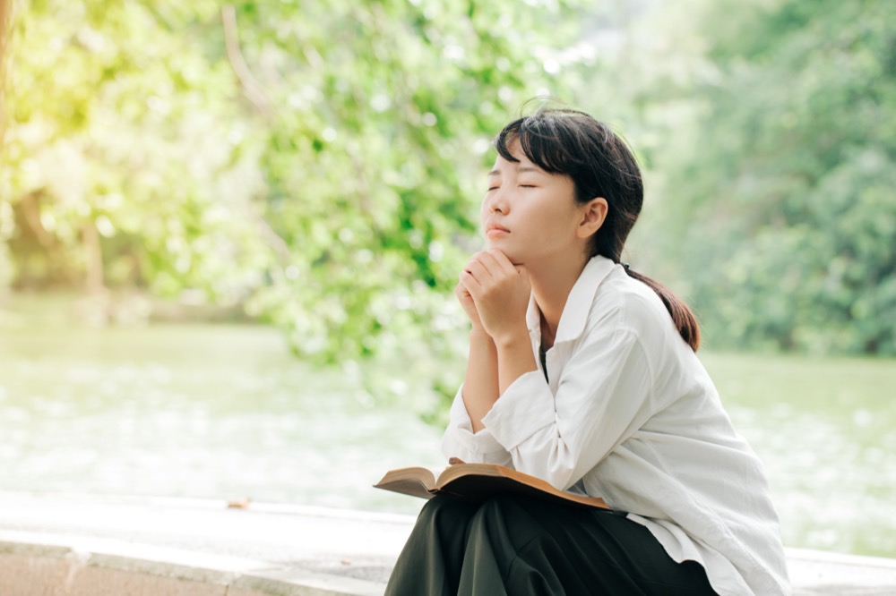 Teenager navigating Christianity by praying